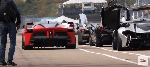 Ferrari FXX K passerer en McLaren P1 GTR og en Ferrari LaFerrari Aperta