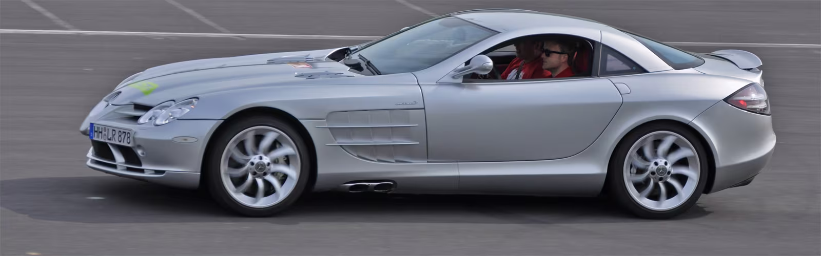 SØlv Mercedes McLaren kører på racerbane